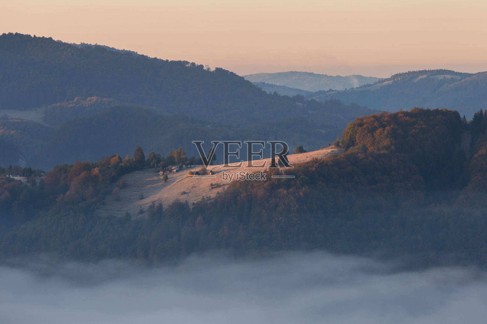 罗马尼亚的秋天，喀尔巴阡山上结着白霜照片摄影图片
