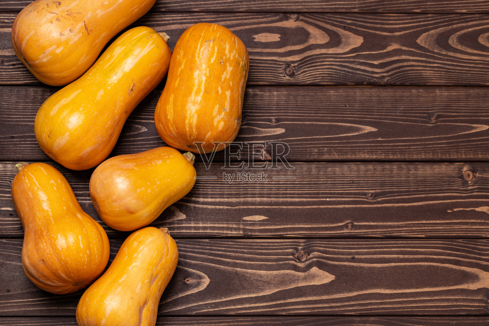 各种各样的小南瓜在木制的背景照片摄影图片