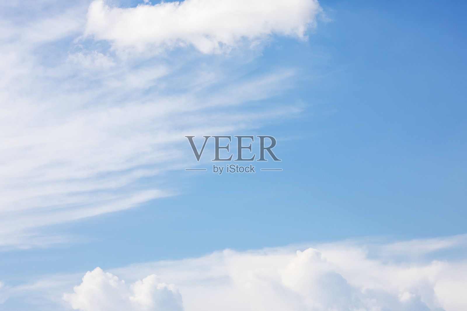 蓝天背景和白云柔焦，并复制空间照片摄影图片