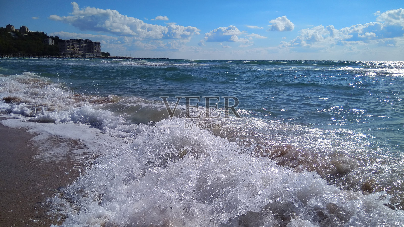 保加利亚黑海沿岸，一个欢快的浪涛带着白色的泡沫在岸边翻滚。照片摄影图片