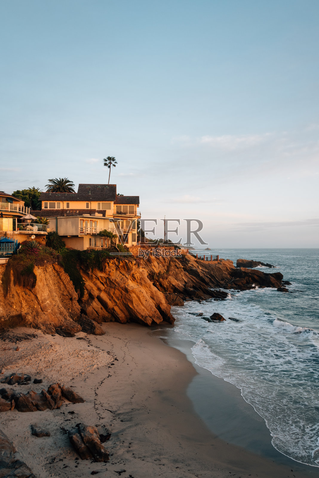 黄昏的光在悬崖上的伍兹湾，在拉古纳海滩，橘子郡，加利福尼亚州照片摄影图片