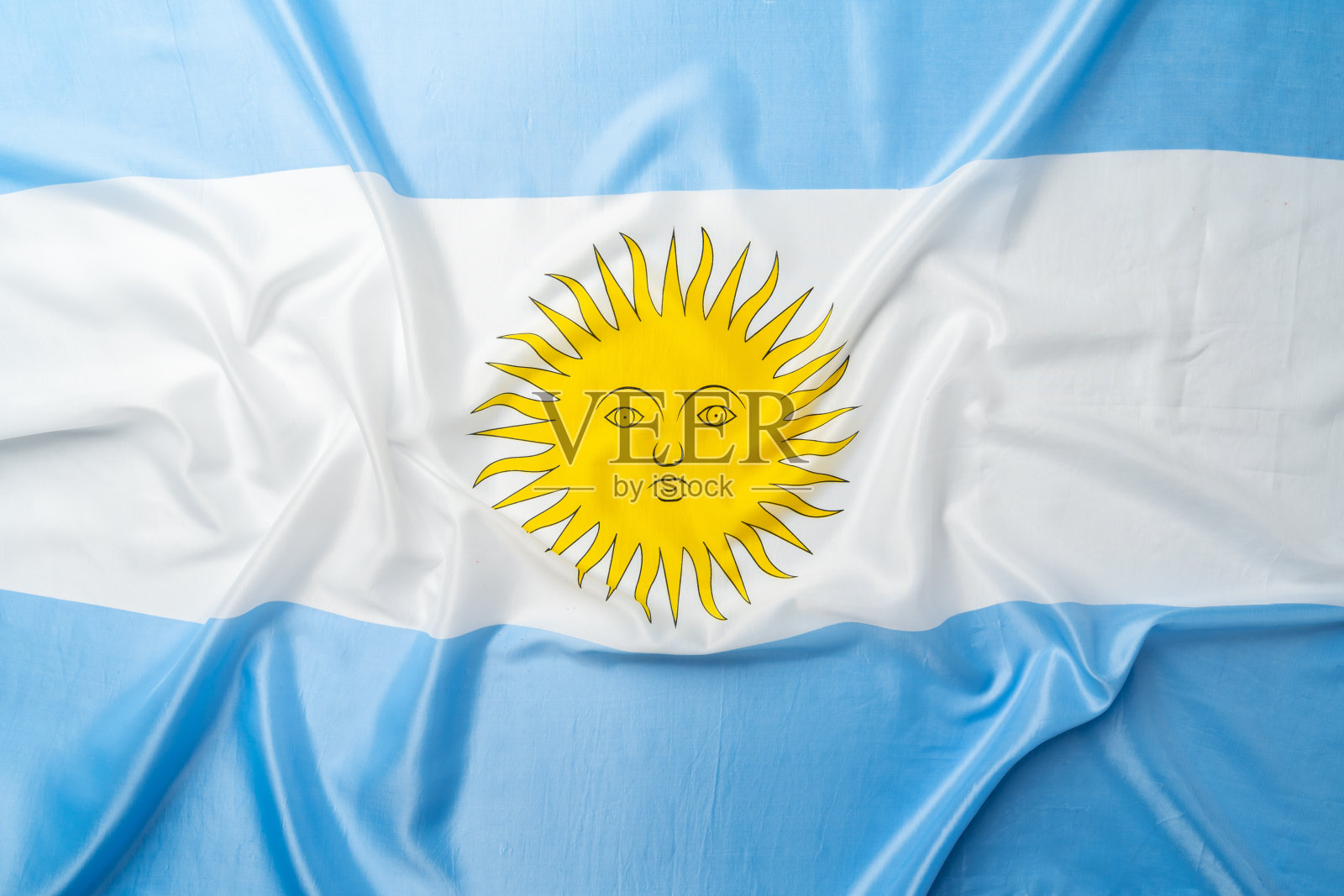 海面上飘扬着阿根廷国旗的照片照片摄影图片