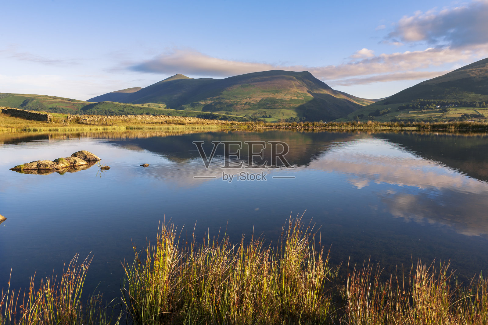 Tewet Tarn和更远的地方，横跨Greta山谷，Lonscale Fell和Skiddaw，靠近Keswick, Lake District, Cumbria, England, UK照片摄影图片