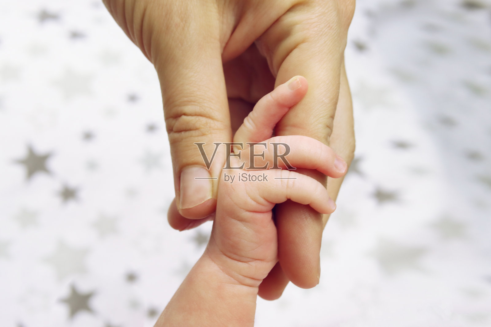 婴儿，一个新生儿抱着母亲的手指特写照片摄影图片