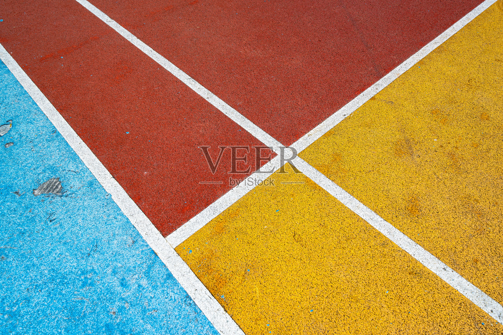 篮球场的半场线和红色的中心圈用橡胶颗粒在操场上照片摄影图片