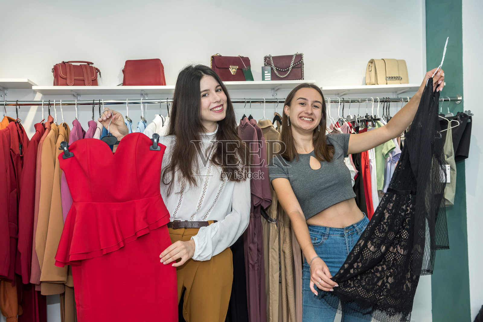 两位妇女在一家商店挑选时髦的衣服照片摄影图片