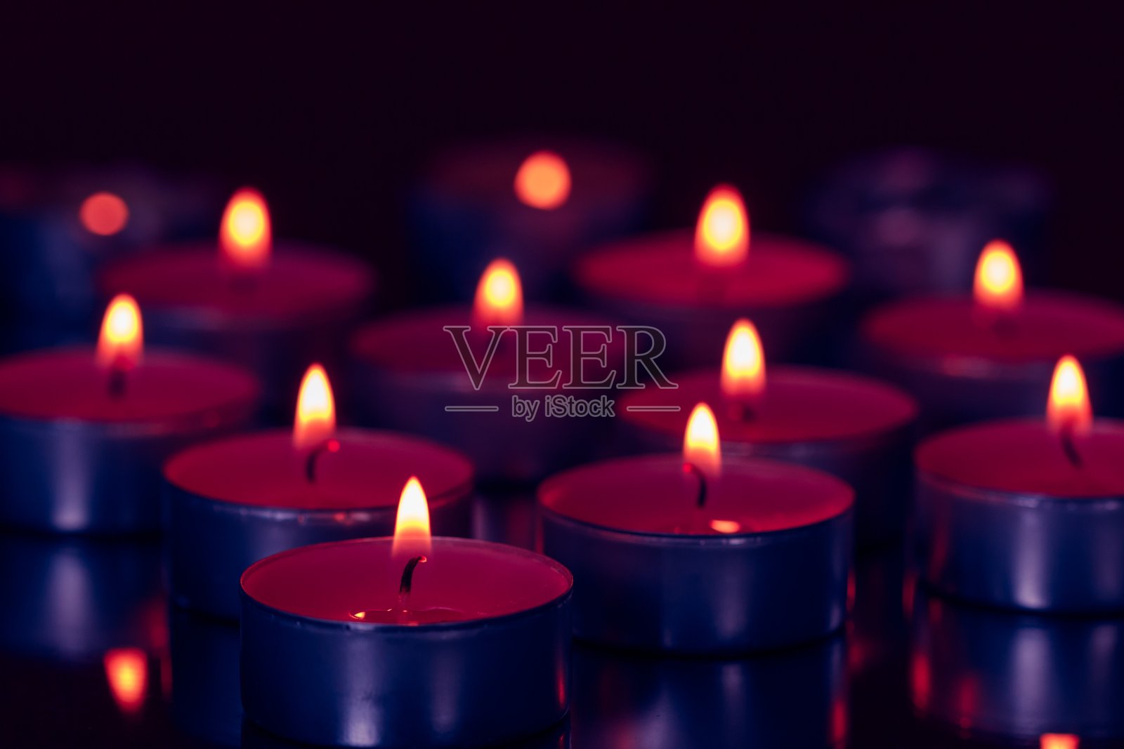 几根燃烧的小蜡烛。节日的气氛、爱情、浪漫。照片摄影图片