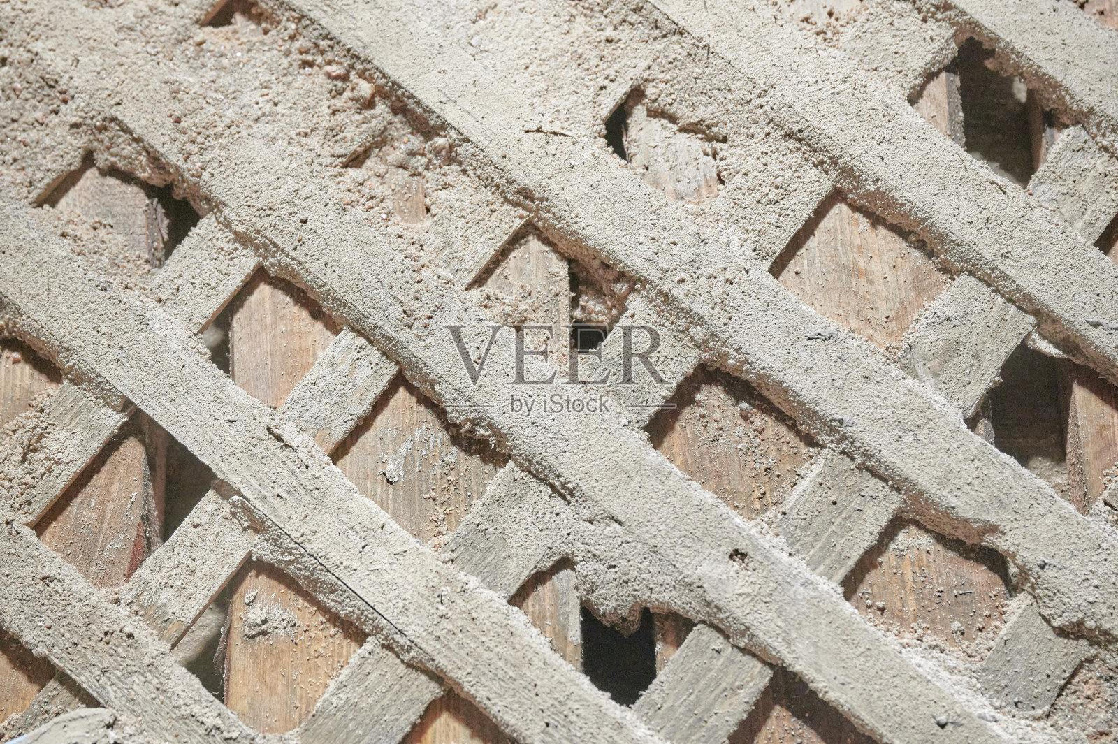 被破坏的客厅墙壁的纹理。钉在墙上的木瓦可以用来固定灰泥。摄影-破坏和古老的概念照片摄影图片