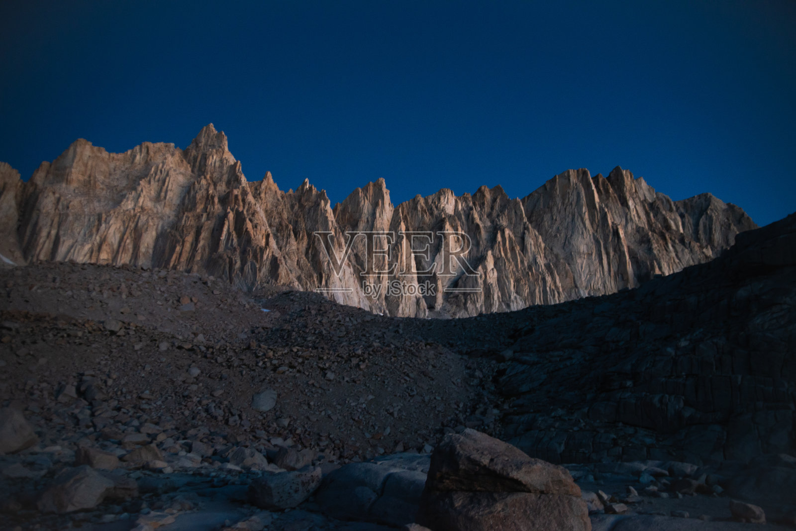 黎明时分的惠特尼山照片摄影图片