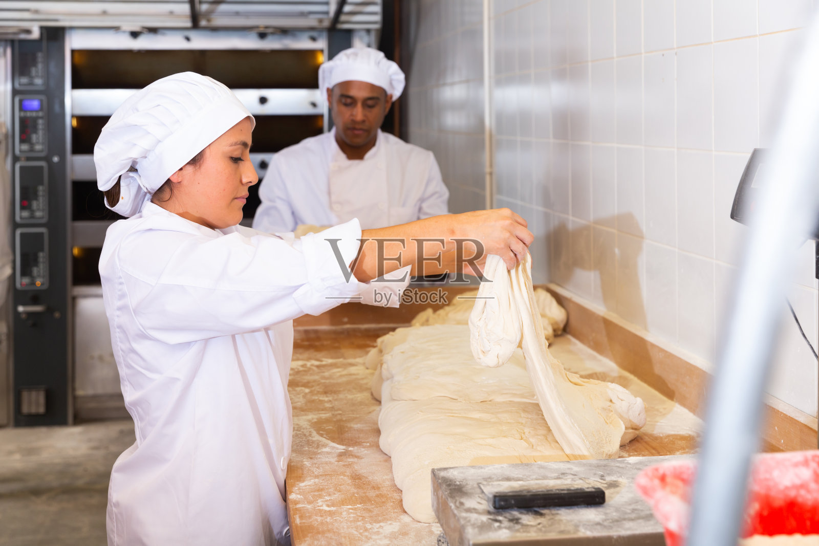 女面包师准备烘焙用的生面团照片摄影图片