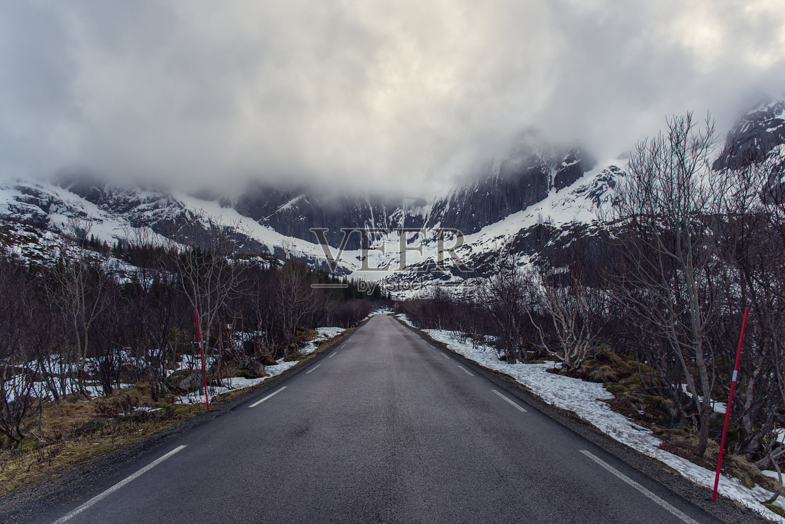山之间的道路照片摄影图片