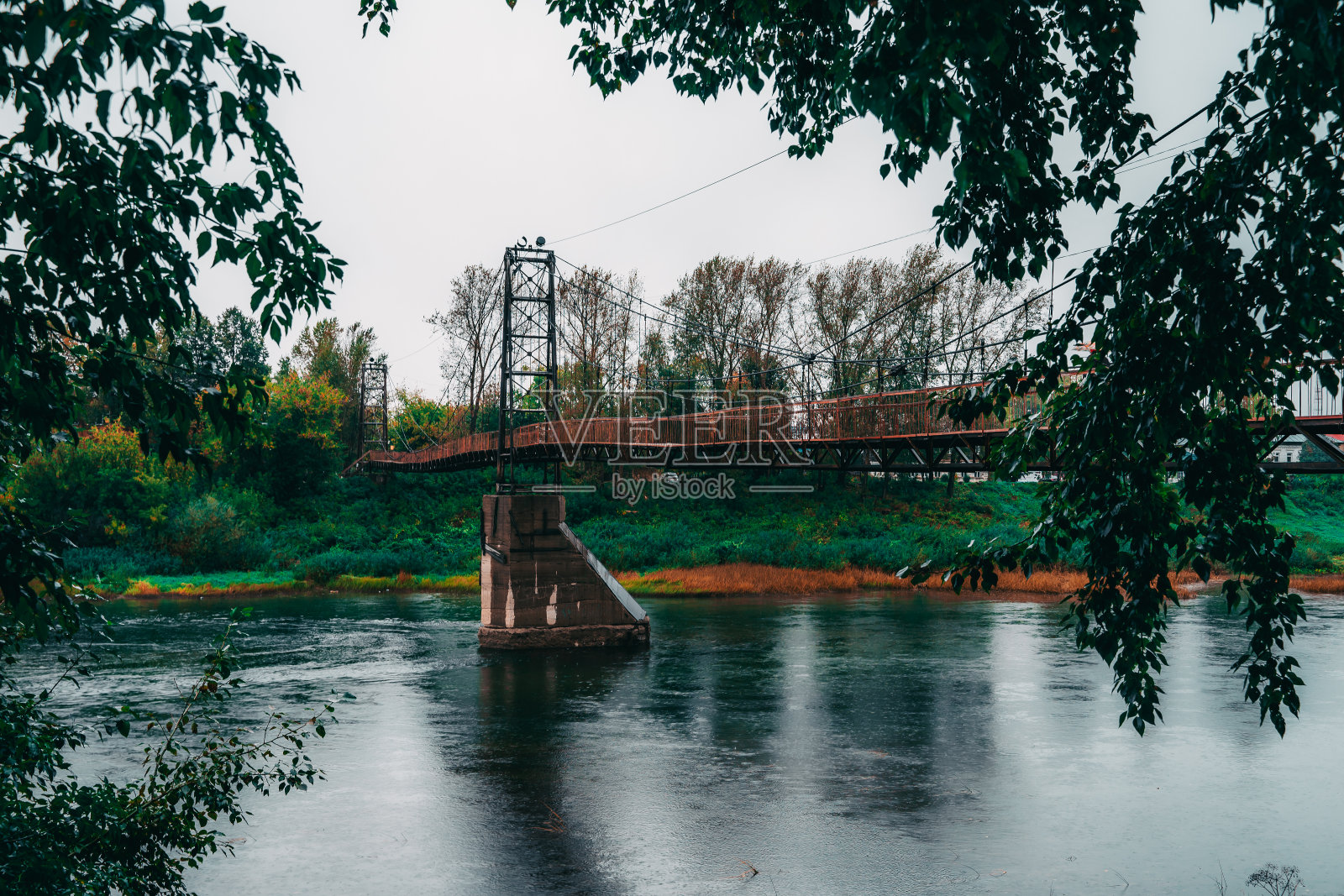 旧铁吊桥。昆古尔的人行桥照片摄影图片
