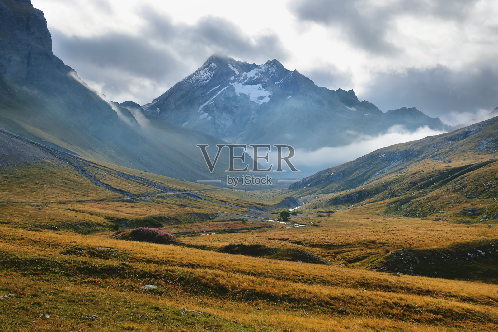 法国瓦诺瓦兹国家公园塔伦泰兹山谷的圣泰莱娜峰照片摄影图片