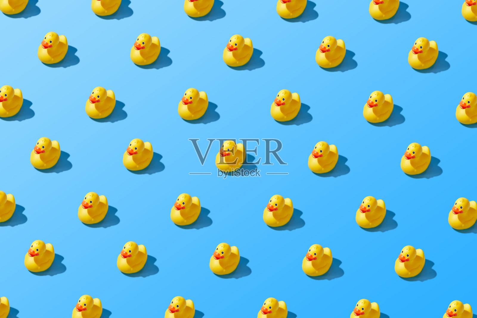 平铺的创意夏季黄色橡皮鸭图案照片摄影图片
