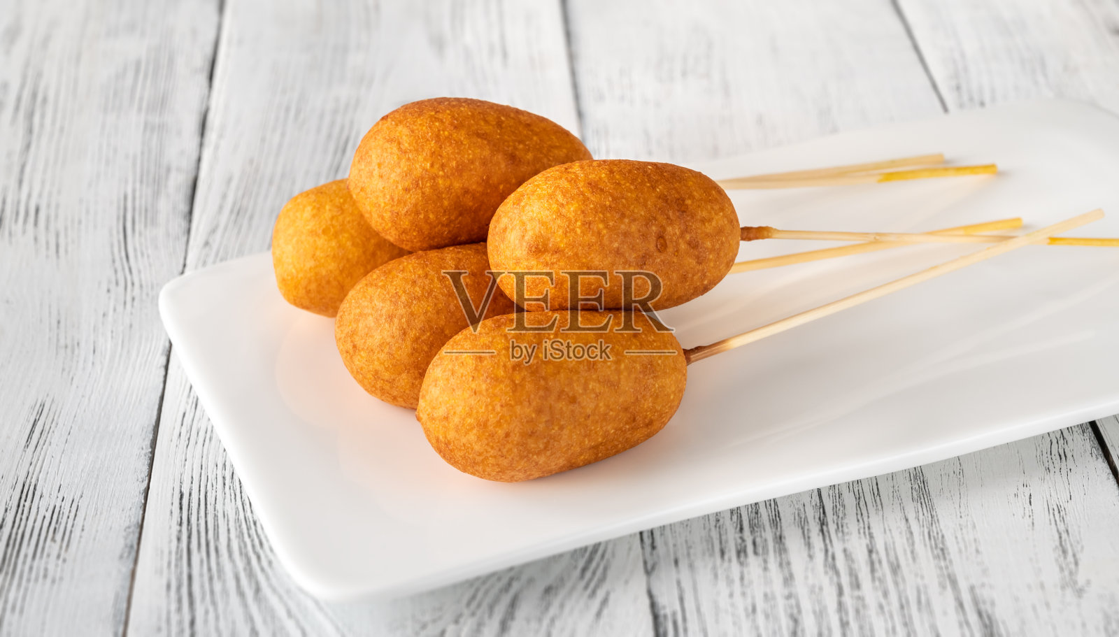 白色盘子上的玉米热狗照片摄影图片