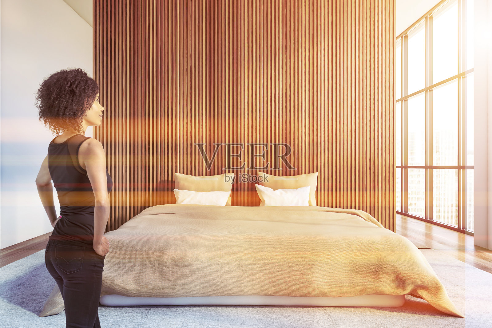 年轻的非洲女人在白色和木制的卧室照片摄影图片