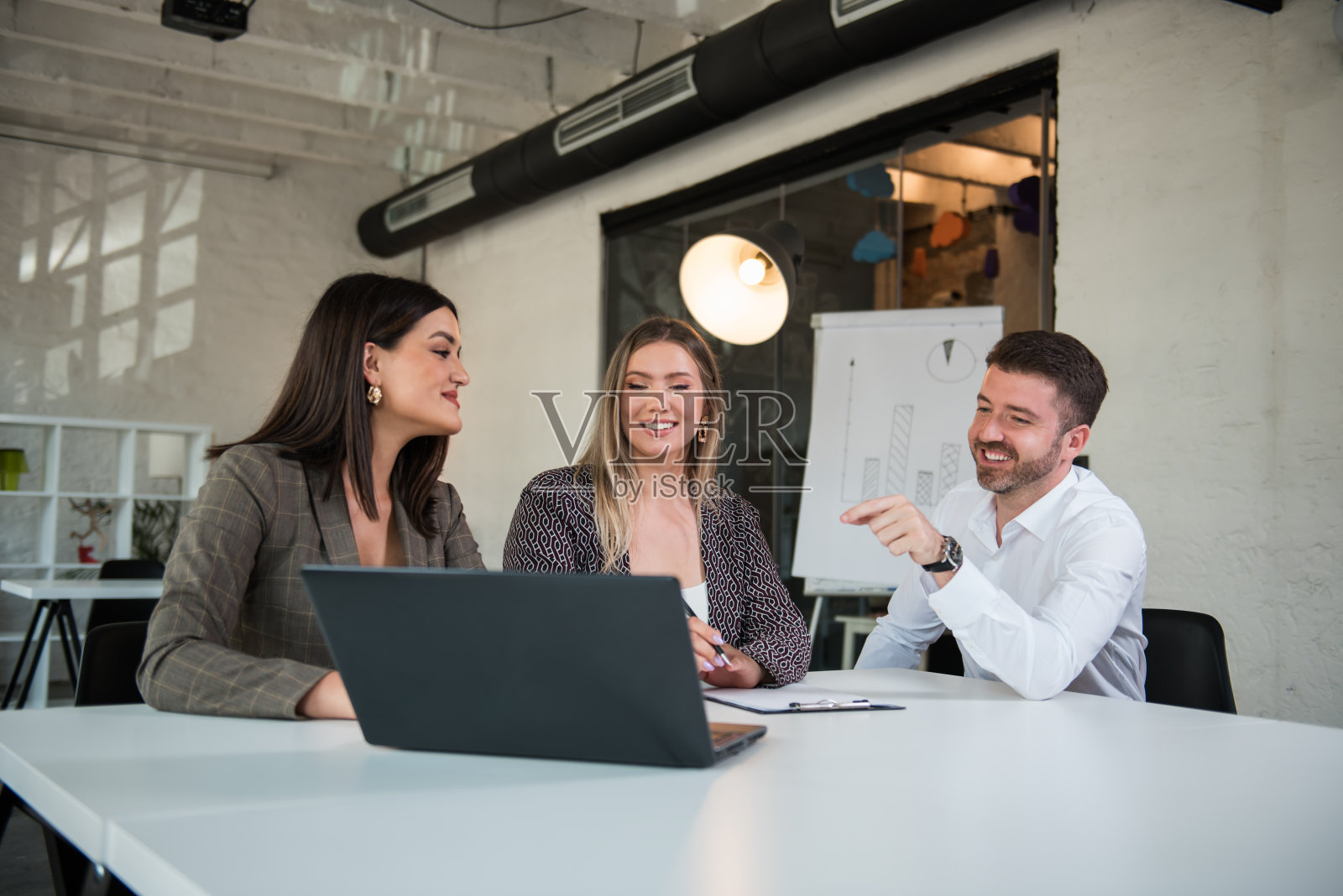 三个人在商务会议上看着笔记本电脑的屏幕照片摄影图片