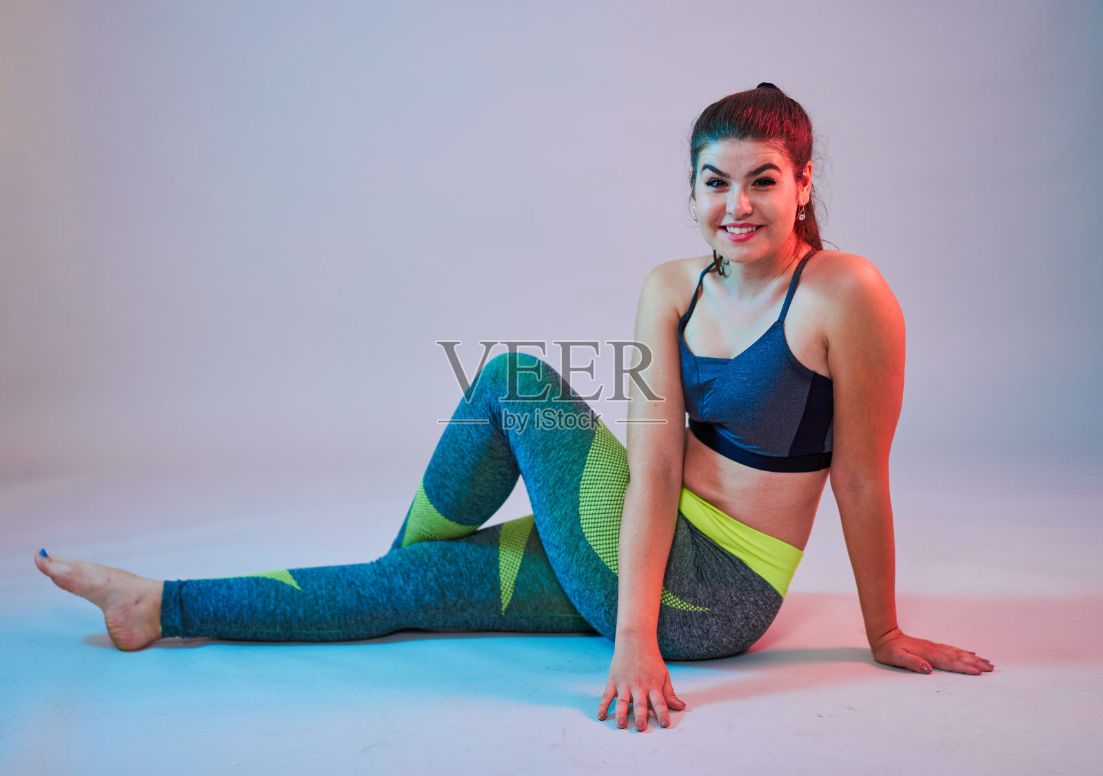 胖女人做健身运动照片摄影图片