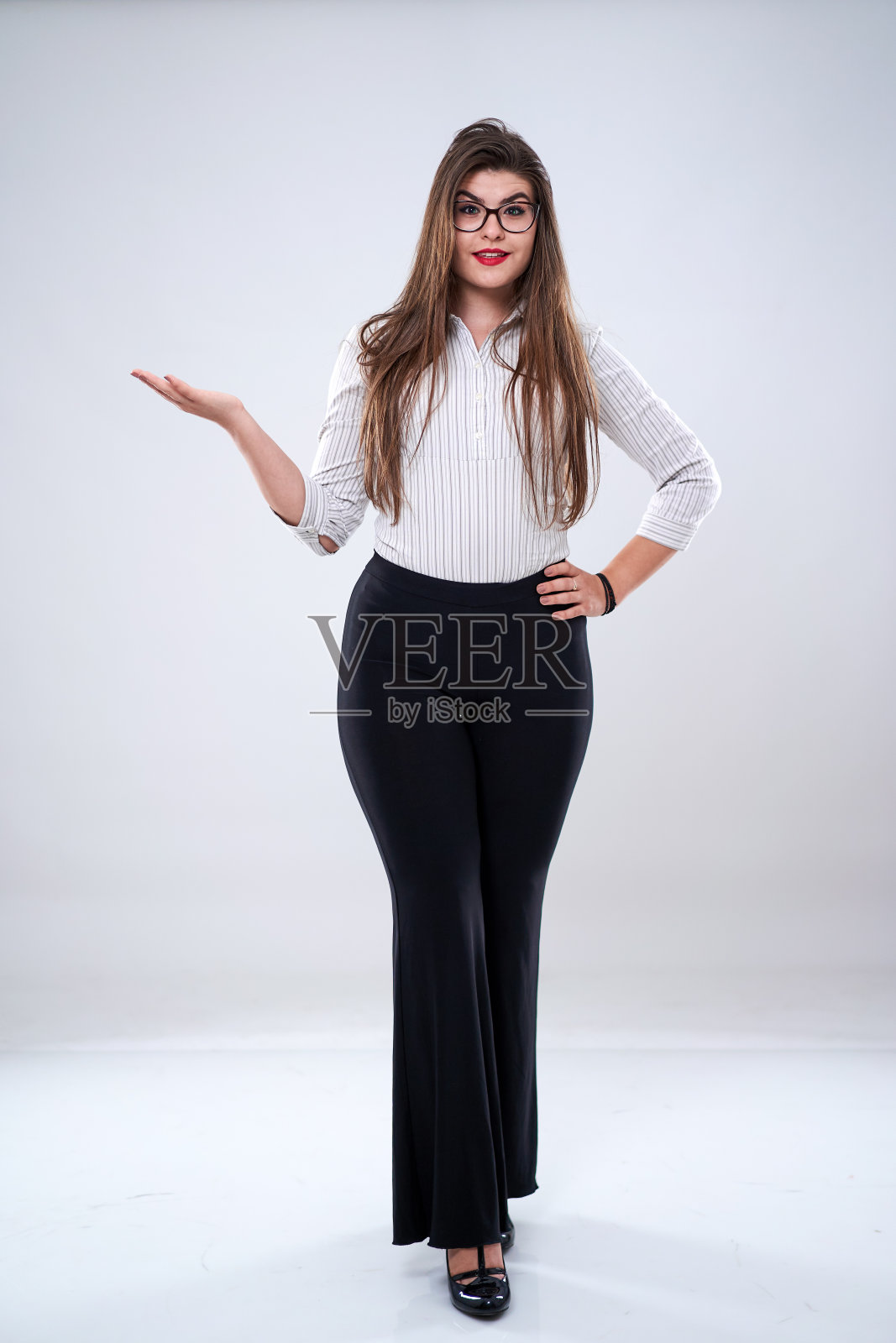 西班牙女商人展示产品照片摄影图片