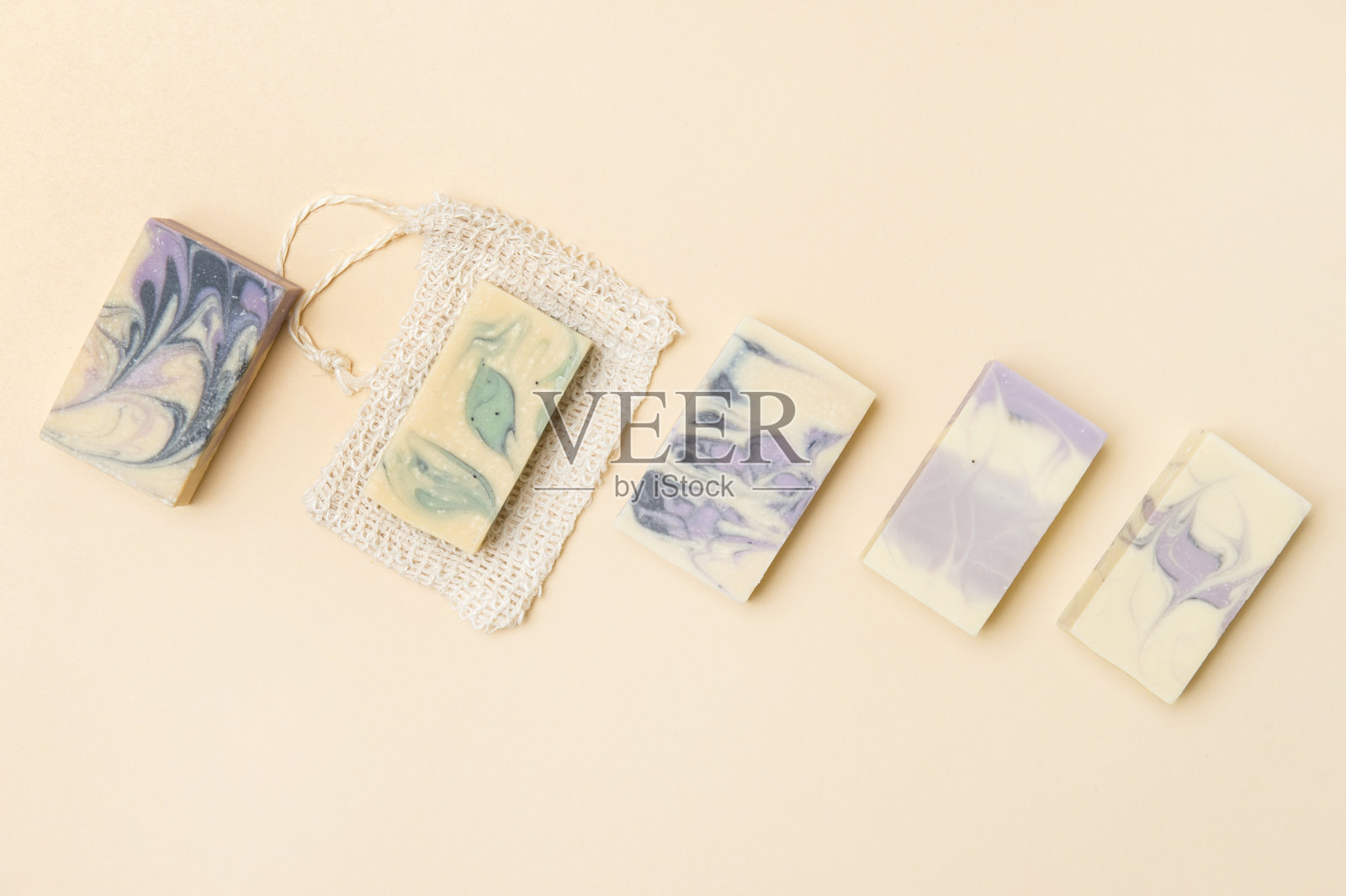 天然手工制作的奶油色背景肥皂。零浪费，环保的化妆品理念。照片摄影图片