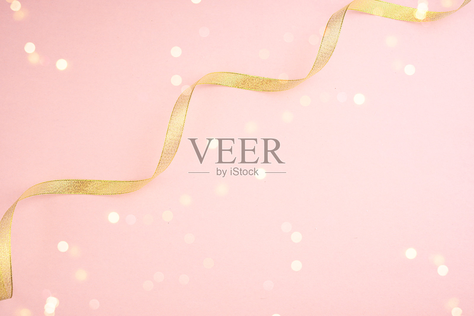 美丽的金色缎带在明亮的背景上，衬托着新年的一面。新年的内容。照片摄影图片