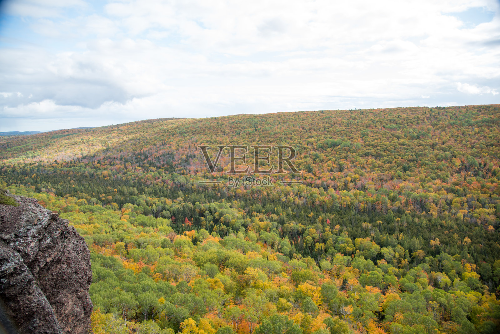 布罗克威山道，基维诺半岛秋季2020年在密歇根州上半岛照片摄影图片