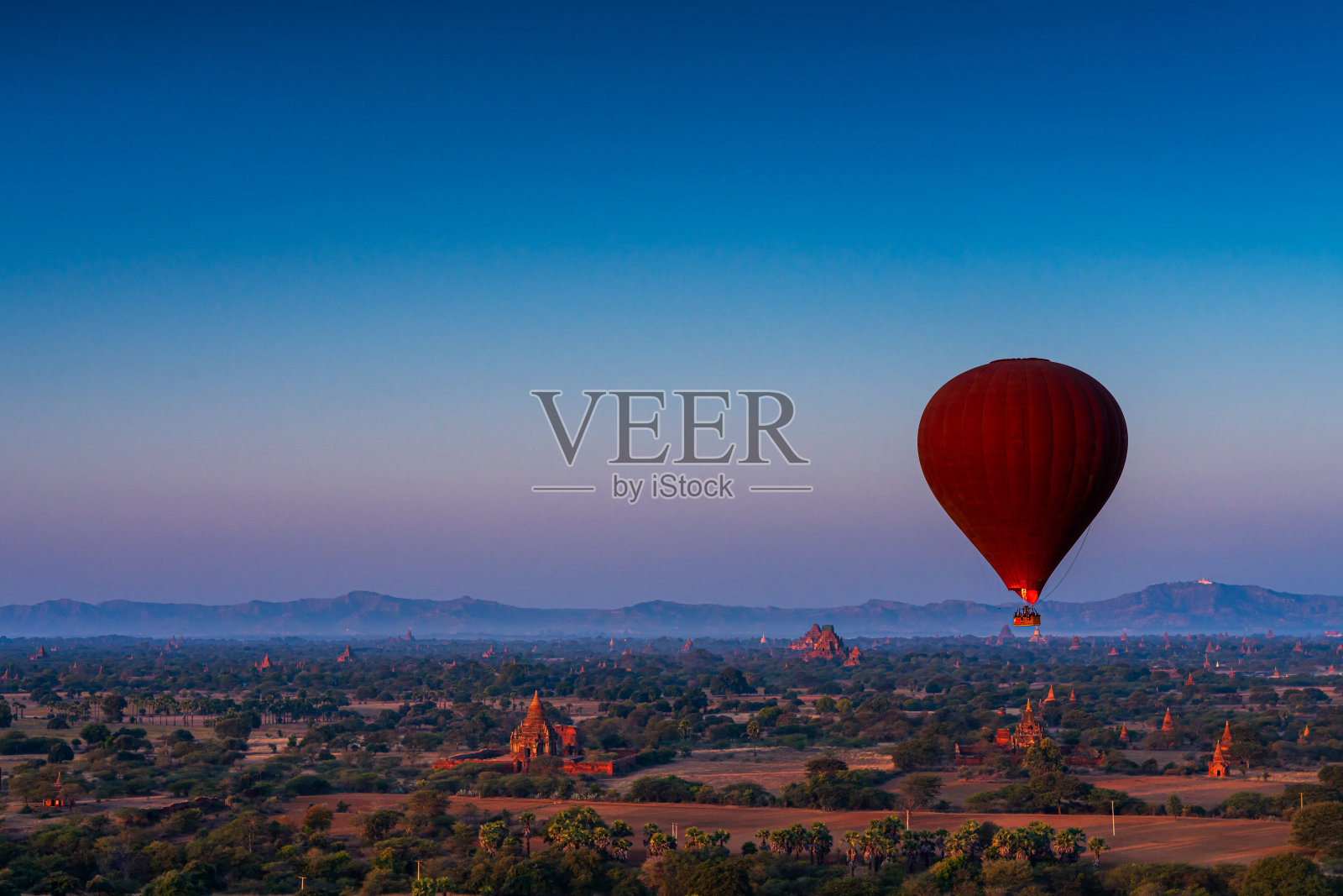 在缅甸蒲甘，日落许多热气球与佛塔。蒲甘是一座古老的古塔，有许多历史悠久的佛教寺庙和佛塔。空间的文本。照片摄影图片