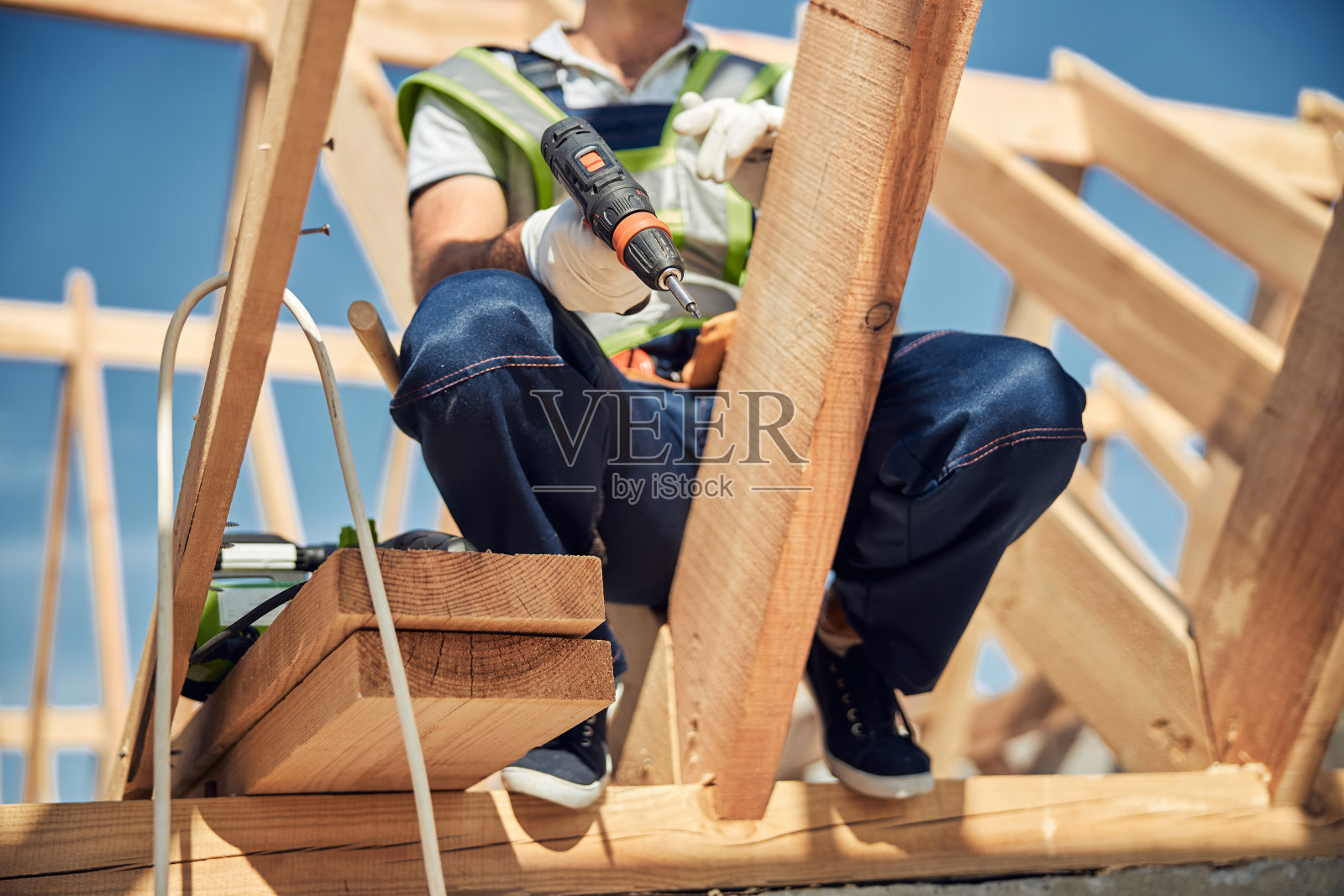 使用螺丝刀的男人特写照片摄影图片