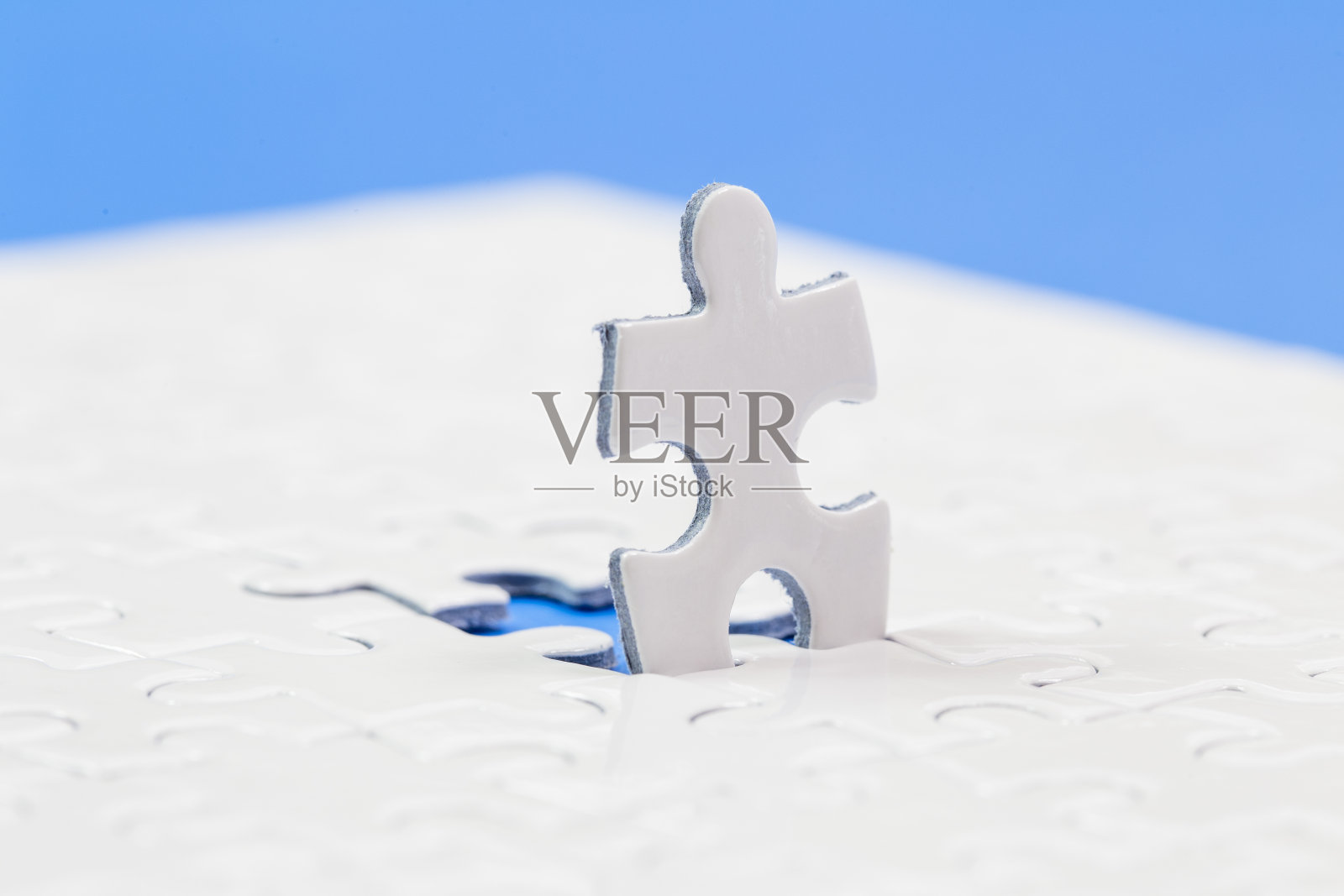 由白色拼图块和地方为您的内容。领导与成功的观念、创新思维与观念的差异照片摄影图片