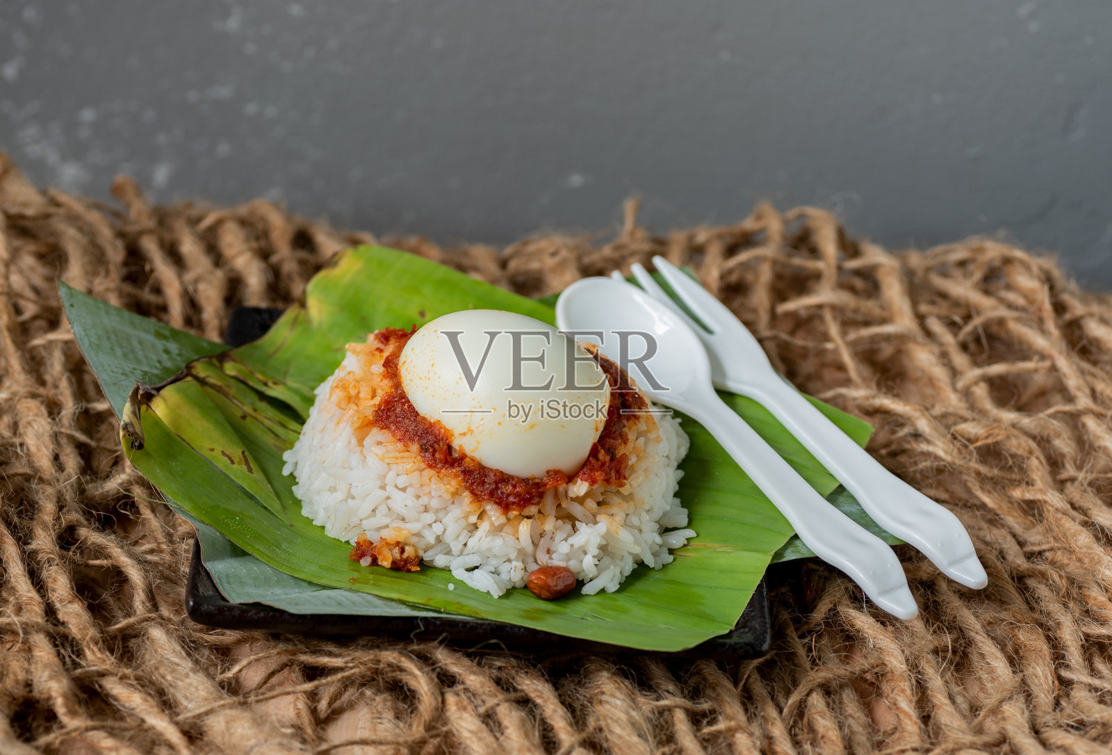 简单传统的马来西亚麻婆豆腐配在香蕉叶上照片摄影图片