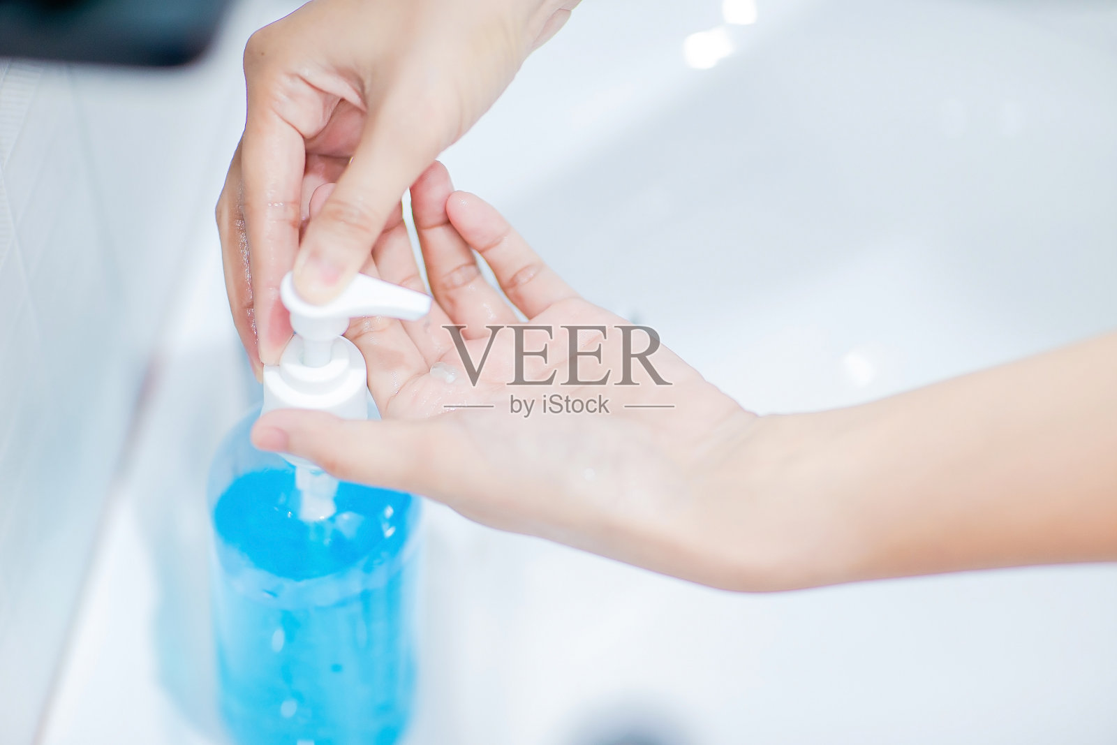 用洗手液洗手液，在家里预防新型冠状病毒或冠状病毒病Covid-19。医疗保健的概念。照片摄影图片