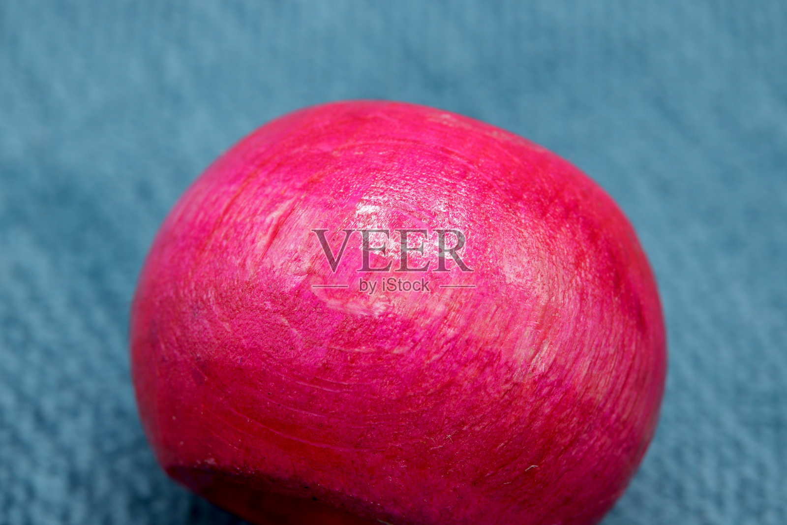 蓝色背景上的彩色木珠照片摄影图片