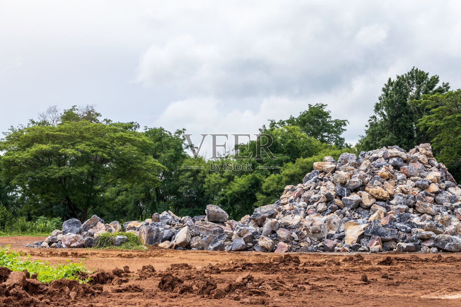 农村地区的地面上有许多花岗岩巨石。照片摄影图片
