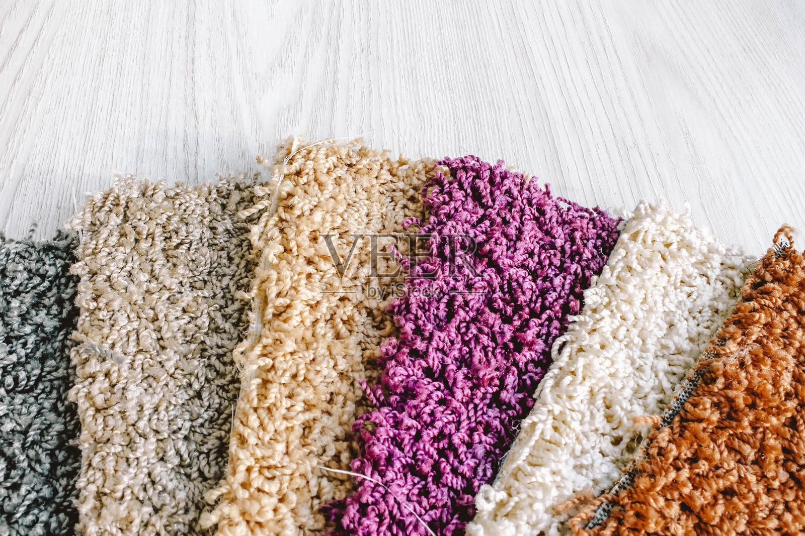 地毯样品有一长捆。照片摄影图片