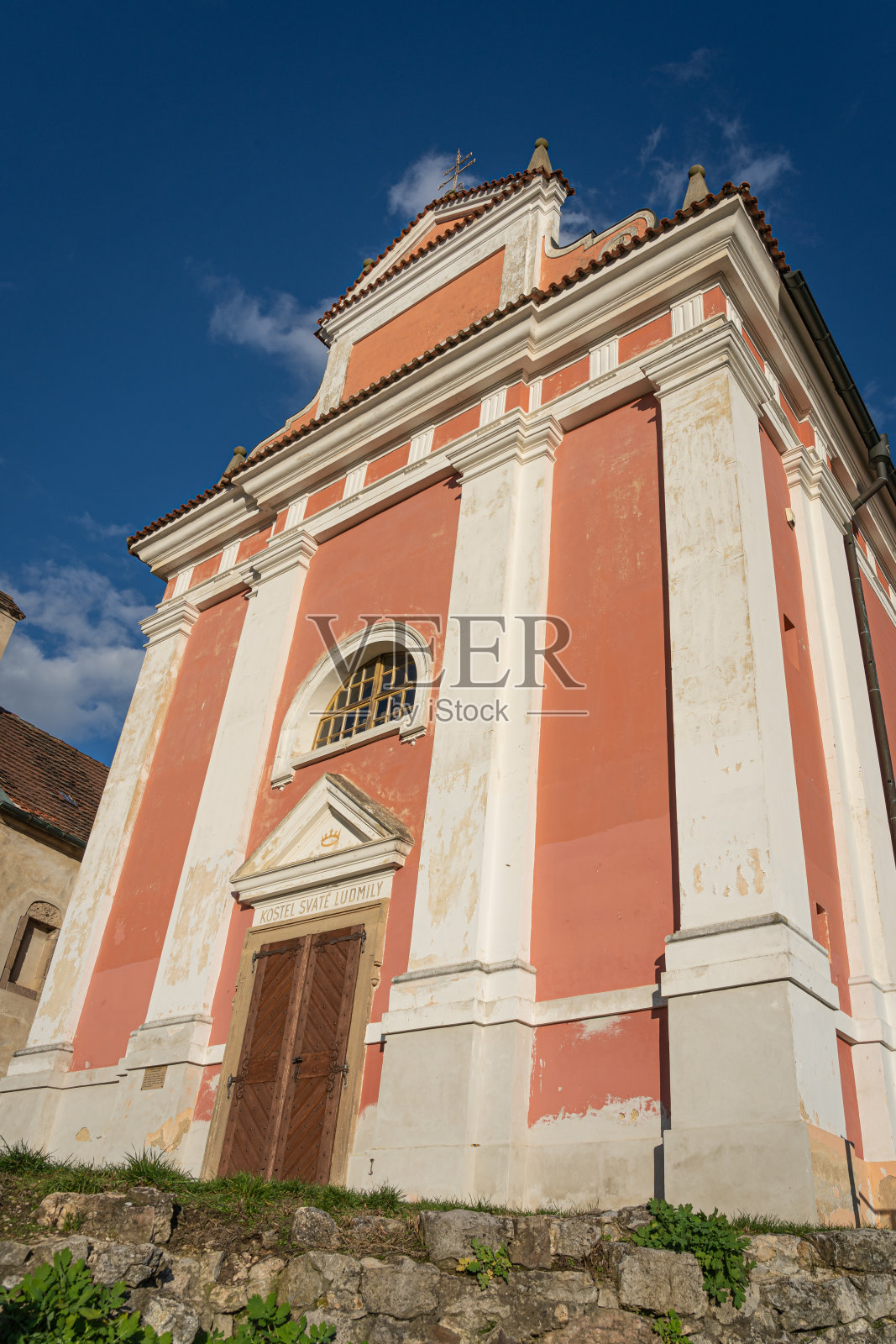 低角度的巴洛克教堂圣Ludmila村Tetín，捷克共和国，建于17世纪。Tetín在捷克历史上占有重要的地位照片摄影图片