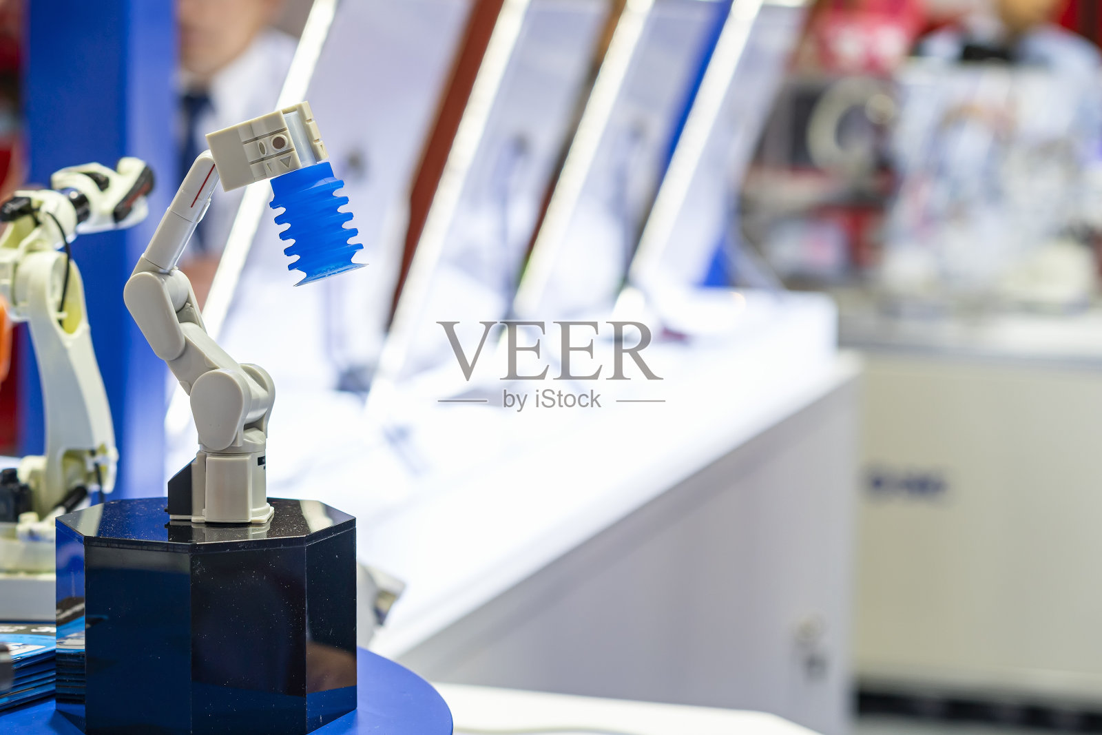 带真空或吸盘的自动化机器人模型，适用于工业生产过程中的拣放运输物料、货物或产品照片摄影图片