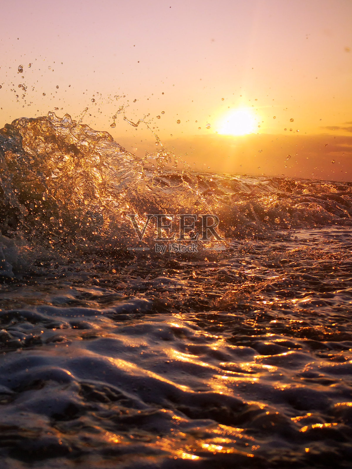 日落时的巨浪照片摄影图片