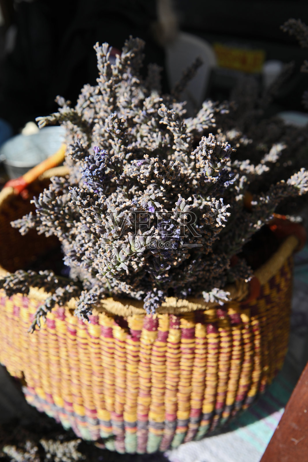 褐色柳条篮子里的山薰衣草。照片摄影图片