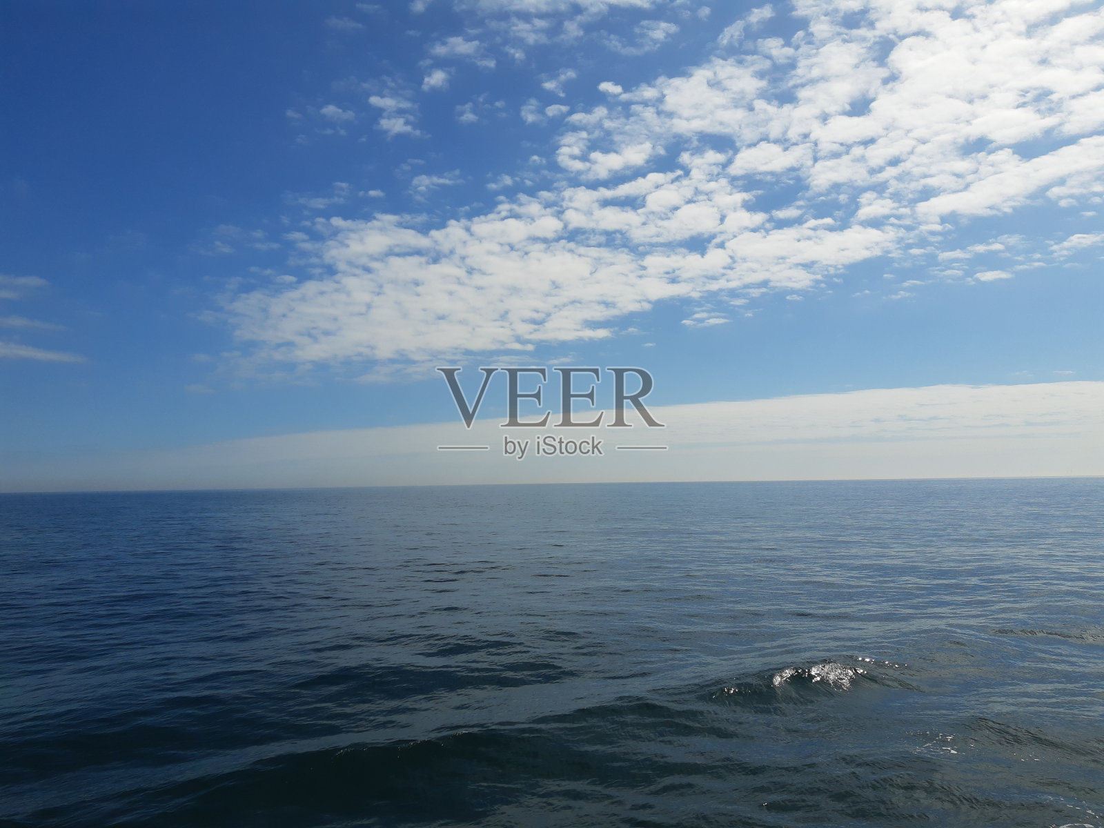 湛蓝的天空下，波罗的海的壮观景色照片摄影图片