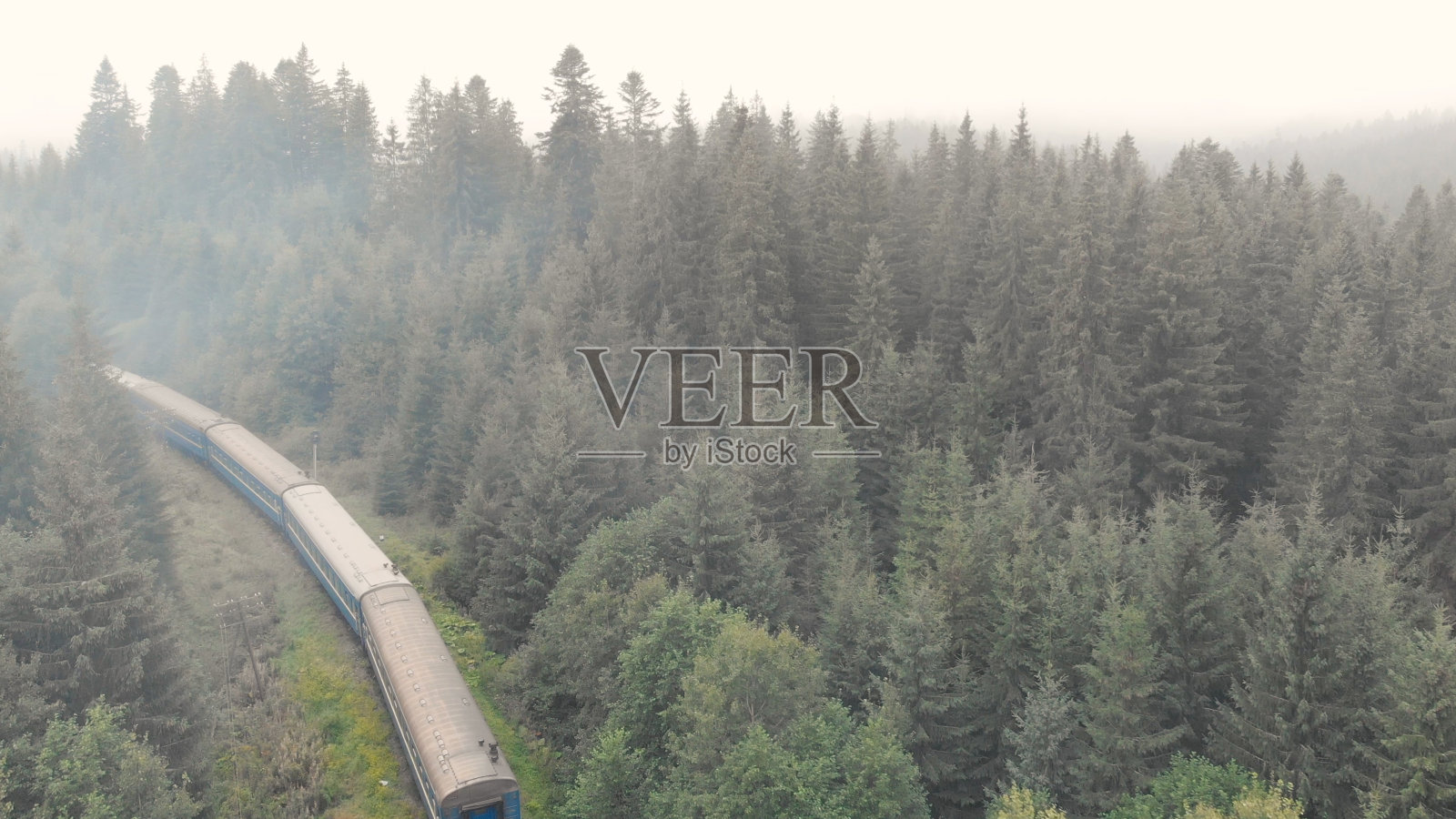 铁路上的火车车厢。照片摄影图片