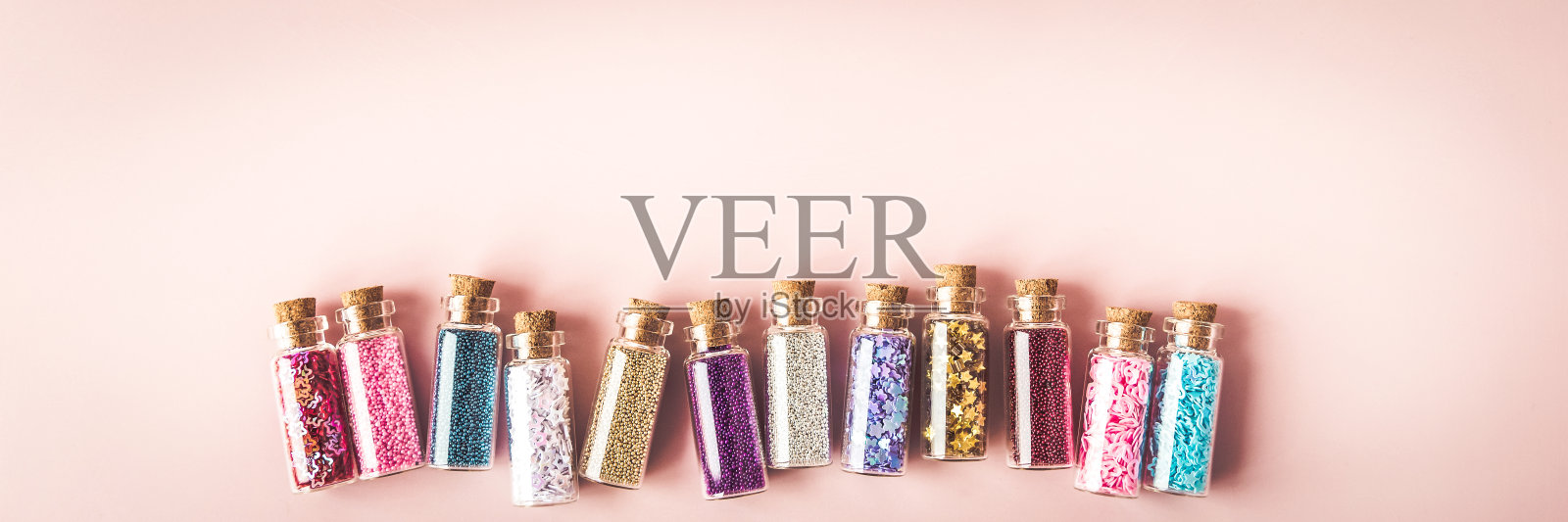 小瓶子与亮粉背景照片摄影图片