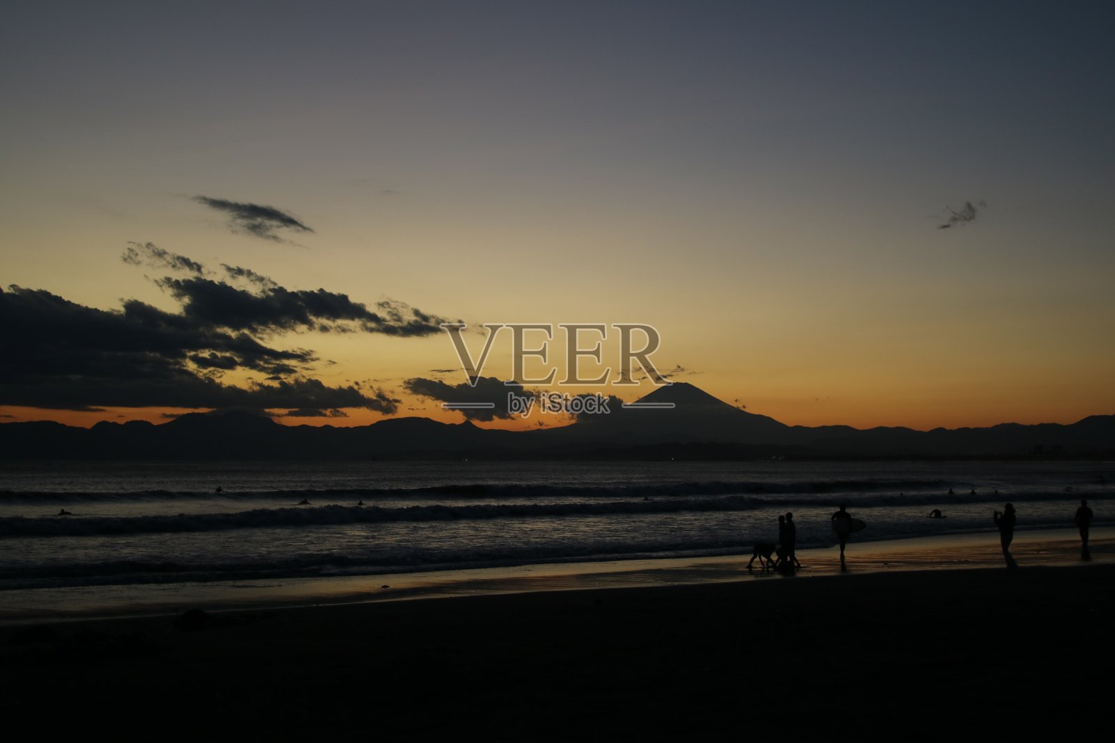 海边日落和富士山照片摄影图片