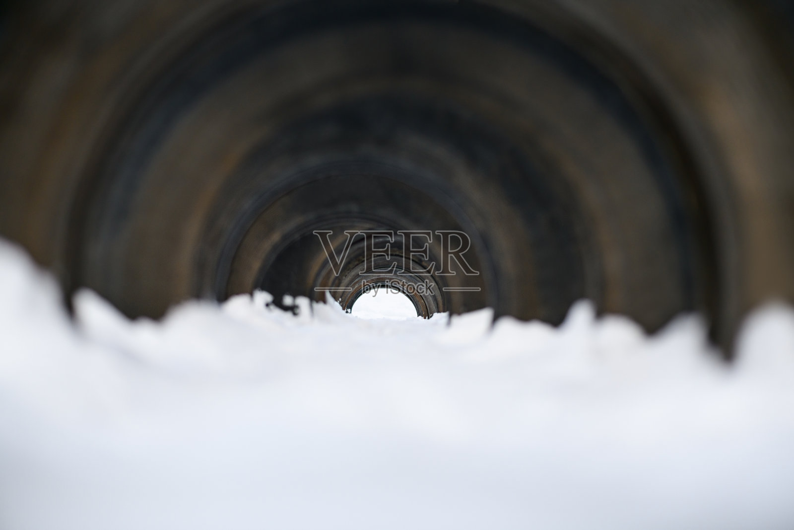 汽车轮胎的纹理。雪地里的轮胎洞。汽车的安全理念:冬季轮胎，第五轮冰。有选择性的重点照片摄影图片