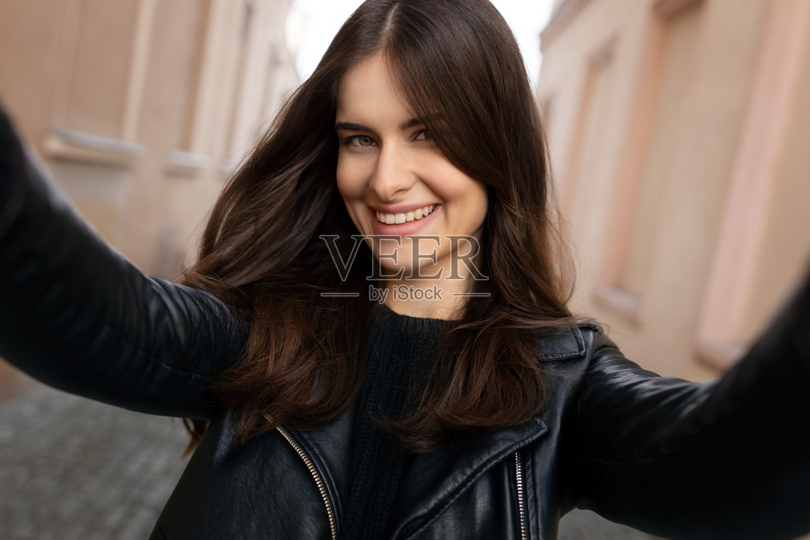 可爱快乐美丽年轻的黑发女孩自拍照片摄影图片