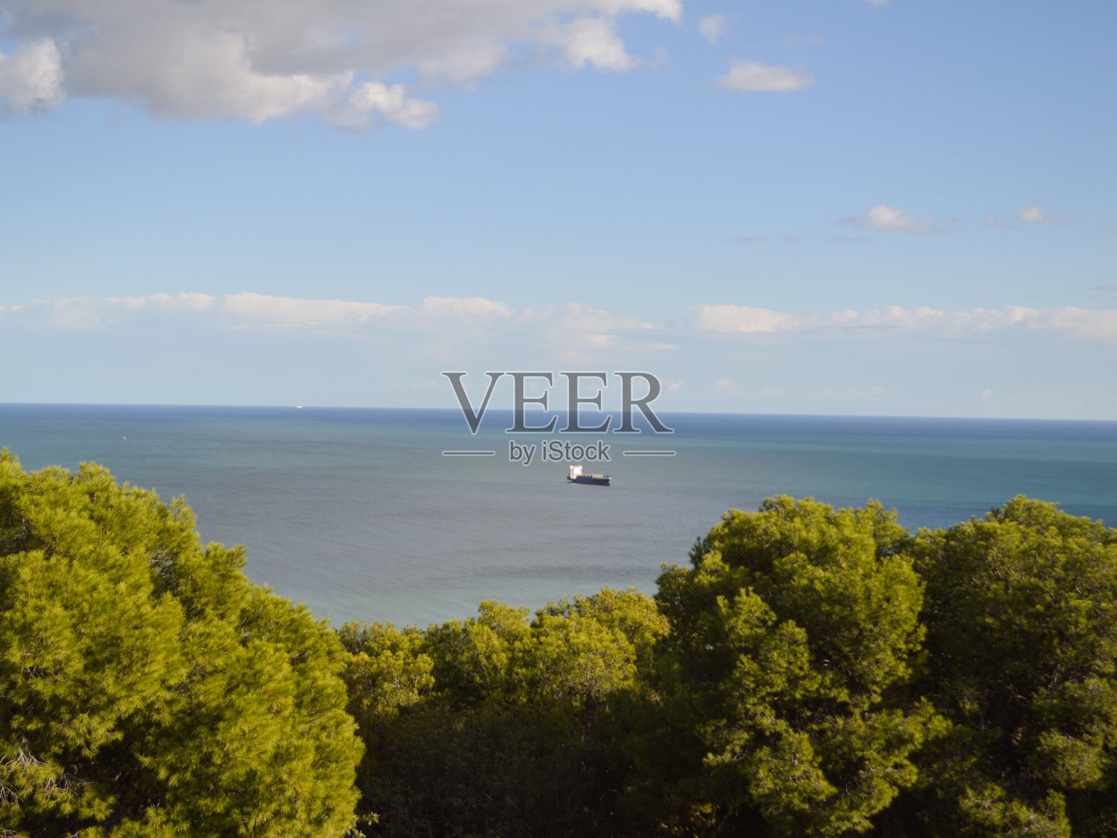 西班牙马拉加的集装箱船照片摄影图片