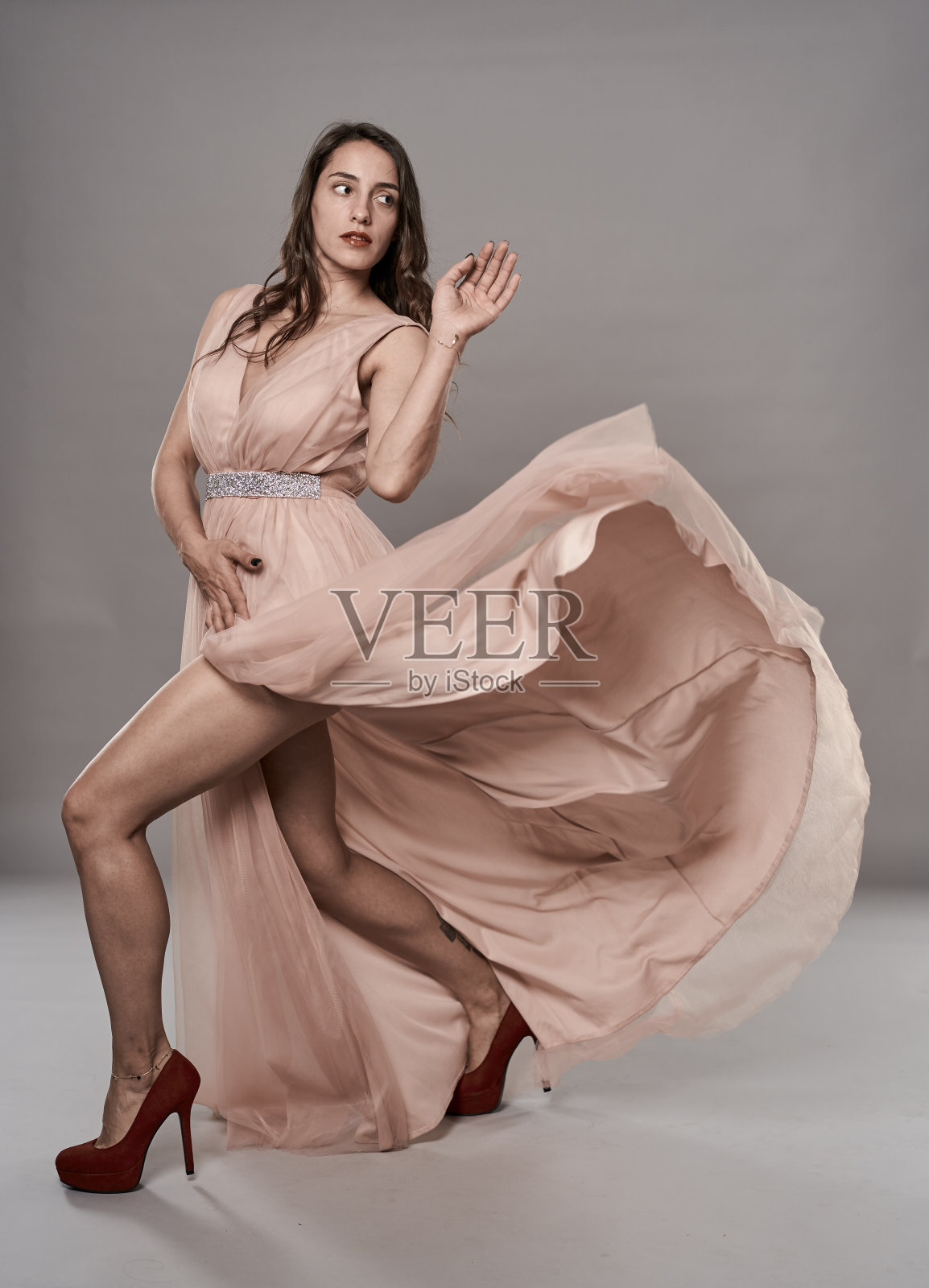 穿着长裙的年轻女子照片摄影图片