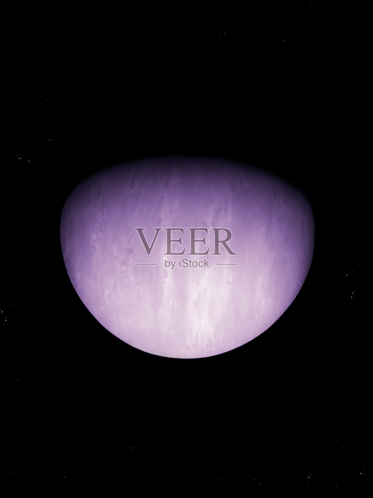 在太空中有大气层和云的紫色星球照片摄影图片