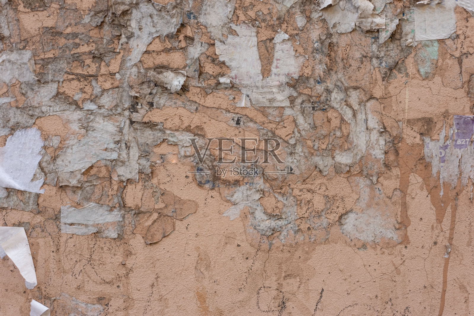 温暖的米色纹理撕下旧的街头墙体广告照片摄影图片