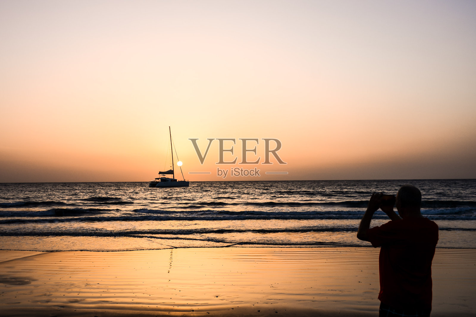 日落时帆船的剪影照片摄影图片