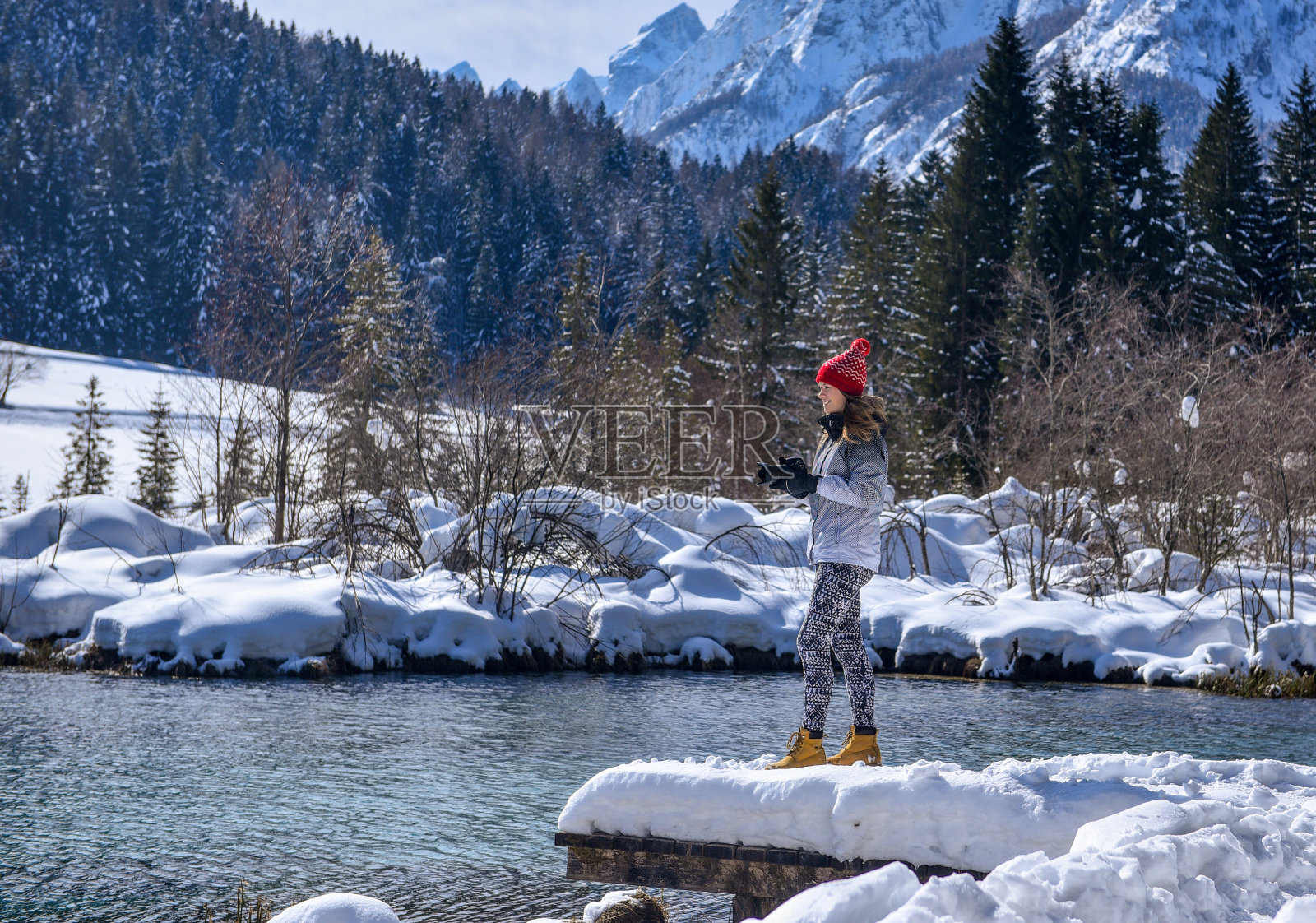 摄影师在春湖附近拍照照片摄影图片